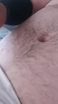 Superchub wichst von unbeschnittenem heißem smegma-schwanz bis zum orgasmus und schmiert sein sperma in sich selbst