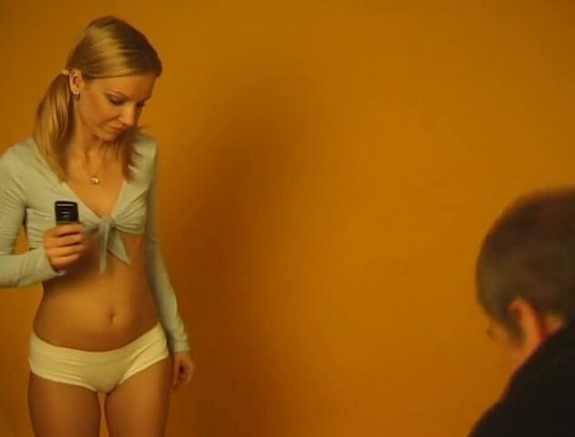 Flash Model Amateurs: Pequena loira peituda esfrega seu clitóris molhado
