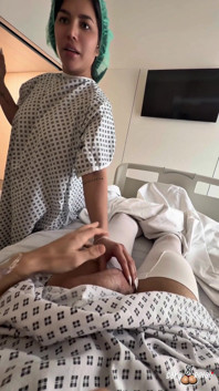 Sara Retali scopa un residente dell'ospedale (Chris Diamond)