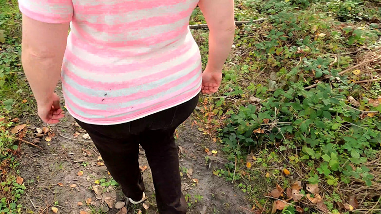 Bouncy Tits Action: Oprzej się na drabinie i pokaż mi swoje cycki do...