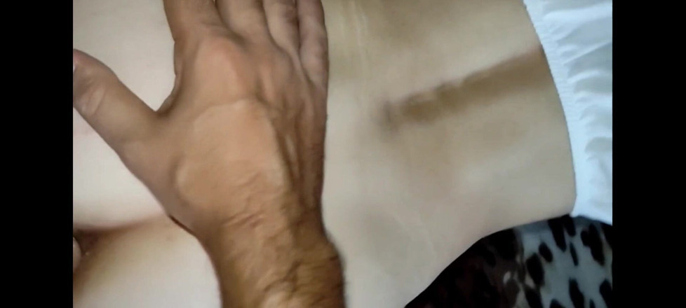 Hotlia: Marido fode esposa anal em set pornô