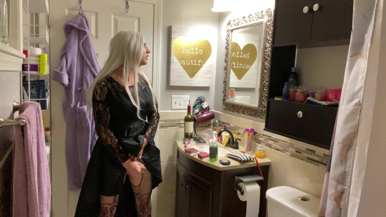 Sissy Bailey Wilde: Emo Crossdresser si nasazuje anální kolík a honí si