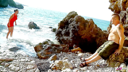 Full porn collection: スキニーティーンMeganeホットはヌードバスのためにビーチでデートを取り、犯されます