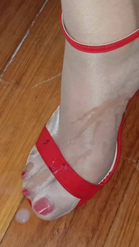 Kurvige Beine, nackte strumpfhosen und heiße rote Nägel und Schuhe