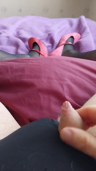 Cindy Belfast: Une tapette au clito minuscule et mou incroyable