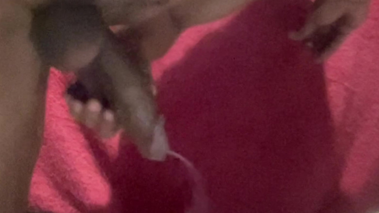 Naughty Cock: Si masturba con la schiena girata.