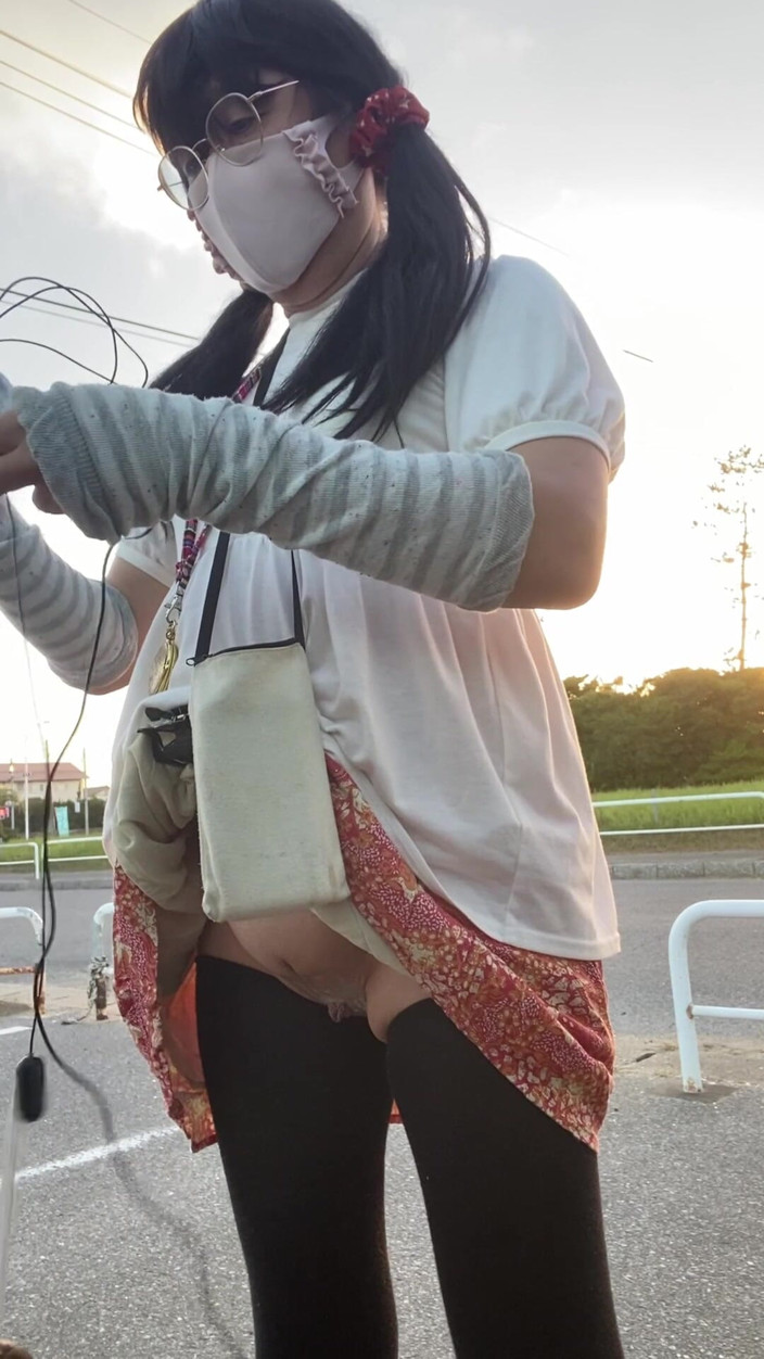 megu2002: No. 299 Pameranis Lagi Asik Main di Lapangan Parkir Umum