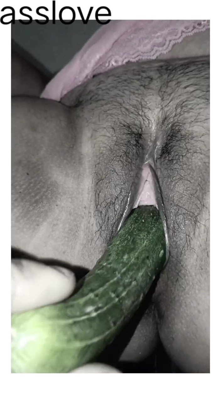 Asslove: Timun Dimasukkan Ke Dalam Pantat Kawan Wanita