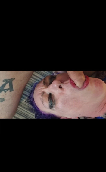 Mraltmrskinky: Splendide donne milf fa un pompino disordinato salivoso.