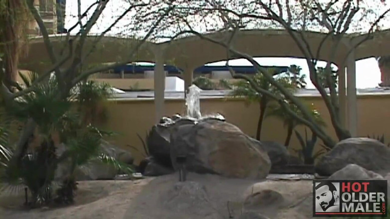 Pantheon men: Справа в діловому костюмі зустрічає робочі чоботи