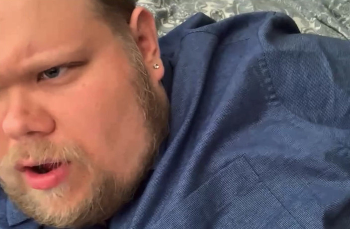 Jef Bear: Jefbear iese pentru șeful său și își arată corpul gros, excitat și plinuț și penisul...