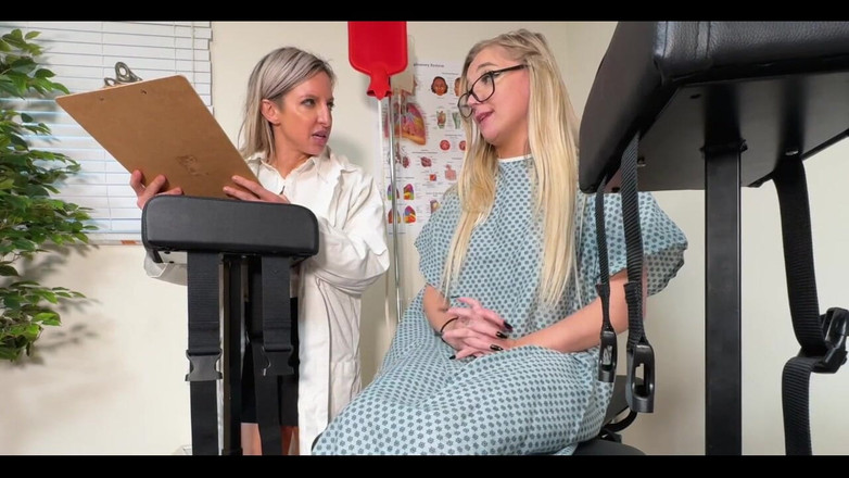 Lora Cross: Doktor Lora Cross hatuna oral anüsü ve vajinal muayene yapıyor