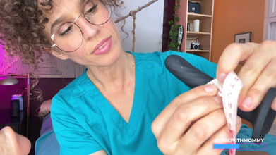 VibeWithMommy: 护士比较大鸡巴和小鸡巴