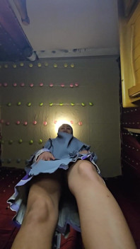 Gigante Mia pisando em você com pés gigantes Mia Niqab