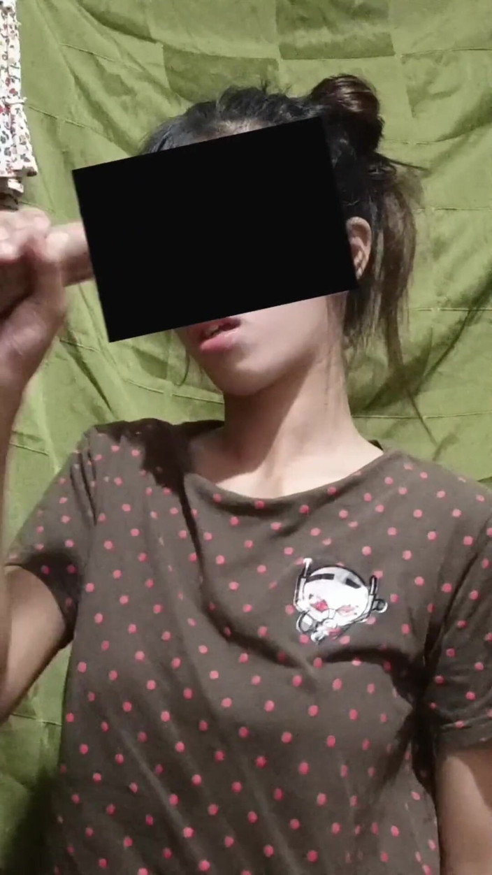 YammyPH: Une Philippine suce une bite pour la première fois