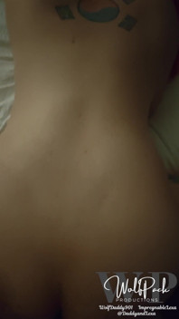 Trans maschio e fidanzata lesbica in un'orgia amatoriale bisessuale con strapon senza preservativo creampie parte 3 di 3