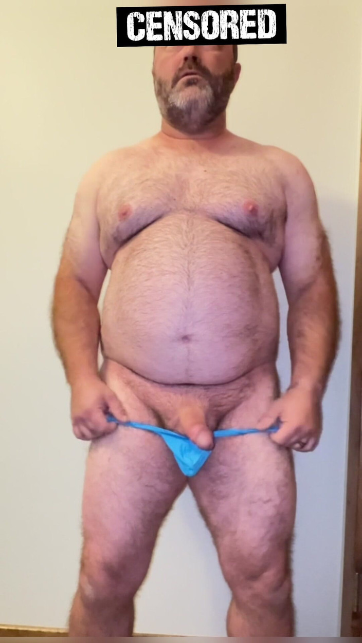 Anal Steve: Steve anal dans son string bleu exhibe son corps et...