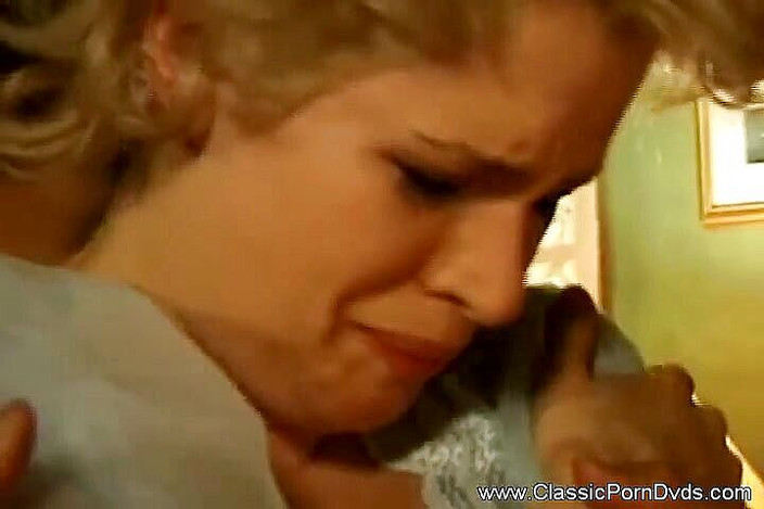 Classic Porn DVDs: Yarağa aç sarışın kaltak her iki delikten sikiliyor