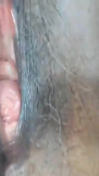 Ich fühle mich gut, meinen dildo in meine behaarte bbw-oma-muschi einführen