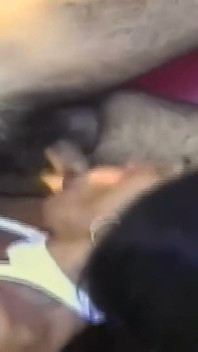 MILF si rambut coklat yang bertetek besar menunggang zakar tebal di luar rumah
