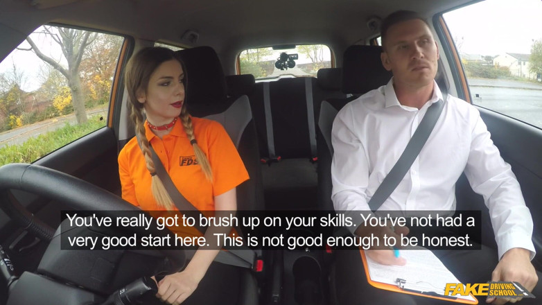 Fake Driving School: Fake Driving School - сногсшибательная Stella скачет на райан стиле наездницы в машине для быстрого теста