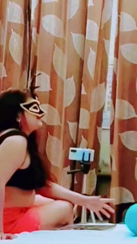 女子大生は彼の家で彼女の教授にとてもふしだらに犯されています
