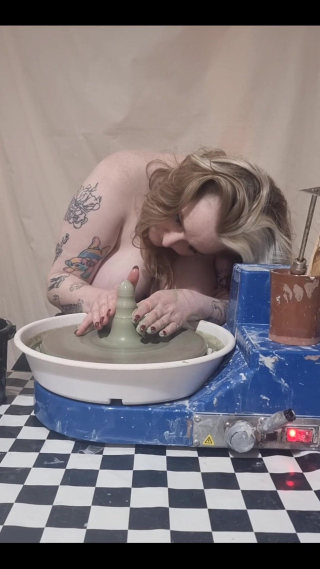 Pottery Goddess Wiping Green (Bunny Royle) Pottery Goddess Wiping Green (Bunny Royle)