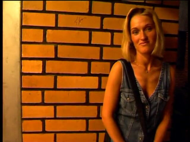 Lucky Cooch: Prachtig blond meisje wordt geïnterviewd