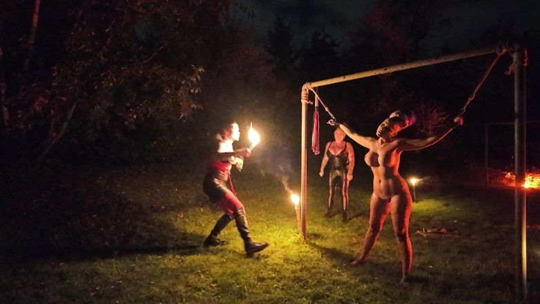Domina Dark: Souffleuse de feu