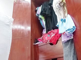 Katrina4deluxe: Pembantu semok lagi ganti baju