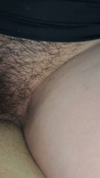 Stiefmutter und stiefsohn teilen sich eine couch