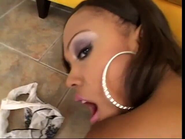 Butt Paradise: Hot black beauty gives a wet blow job and fucks