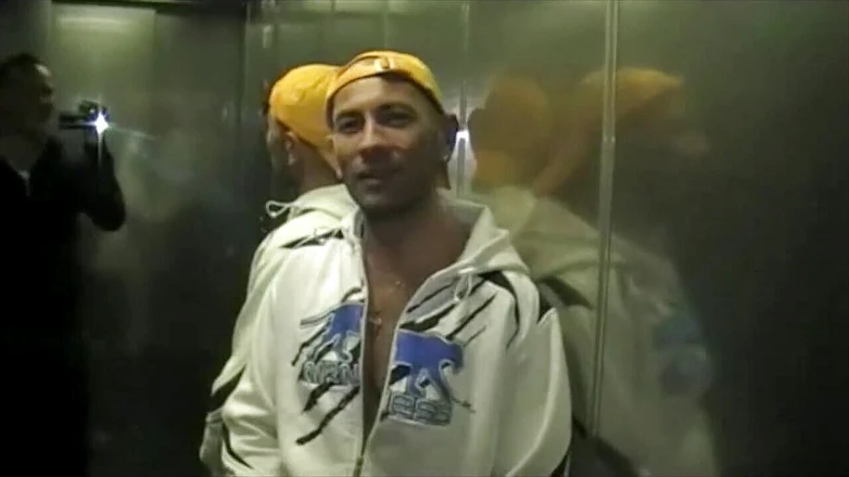 Gaybareback: Sexy jovem árabe fodida por pau grande em seu porão
