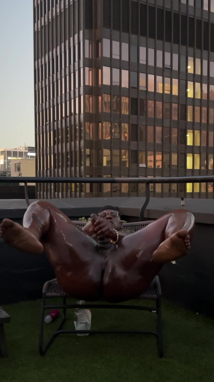 DADDYBLACKXXX: Velký černý čůrák naolejovaný zvedání a twerking venku