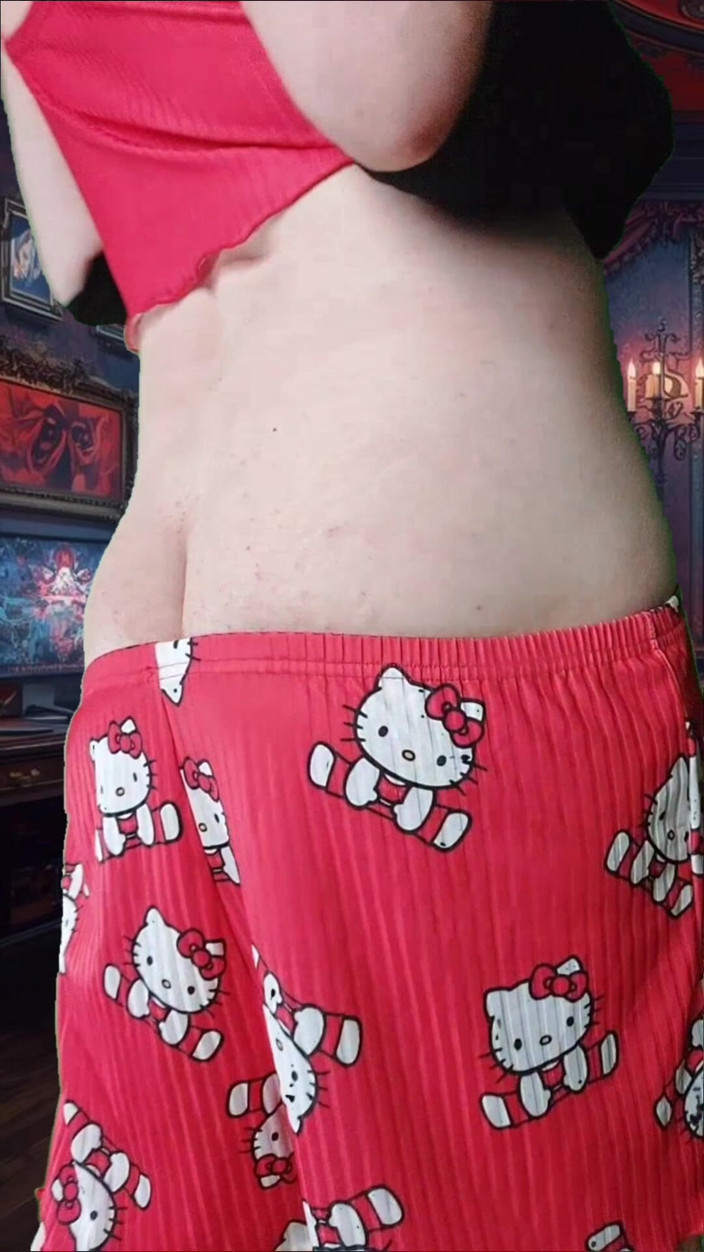 Kitty_Cross: Femeie albă drăguță sissy în pantaloni scurți dulci - Dans cu buci