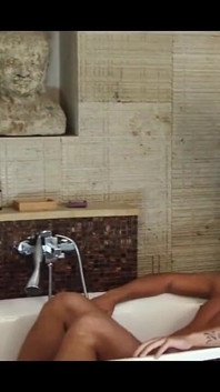 Bu ateşli kız banyo yaparken erkeğinin yarağını hayır diyemedi, bu yüzden ona kaygan bir ayakla muamele yapmaya karar veriyor