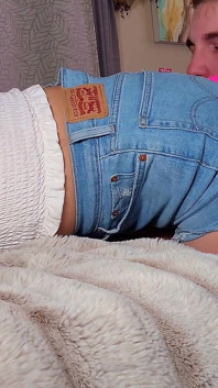 Adoración de culo en pantalones cortos de jean y tanga amarilla