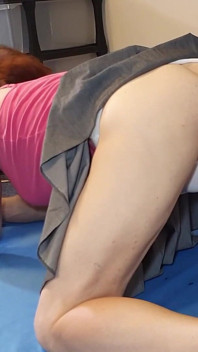 Lucy essex scopa con un dildo anale sulla macchina del sesso