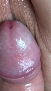 Você quer fazer xixi na minha buceta enquanto fode? Vamos lá! Xixi e porra em mim. Close-up máximo.