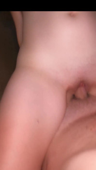18 anni. La vicina con le tette piccole voleva un cazzo nella sua figa!