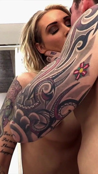 Sarışın orta yaşlı seksi kadın dd ventura kg için ilk sahnesinde rol alıyor