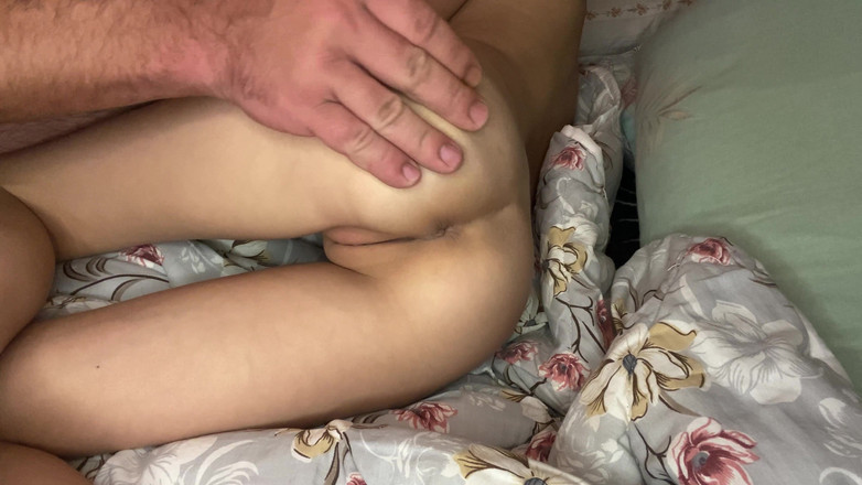 Blondasexy00: 내 쪼이는 보지에 손가락으로 오르가즘을 느끼는 배다른 형제