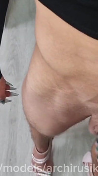 문앞에서 섹스하고 자지를 빨아주는 트랜스, 핫한 독점 영상