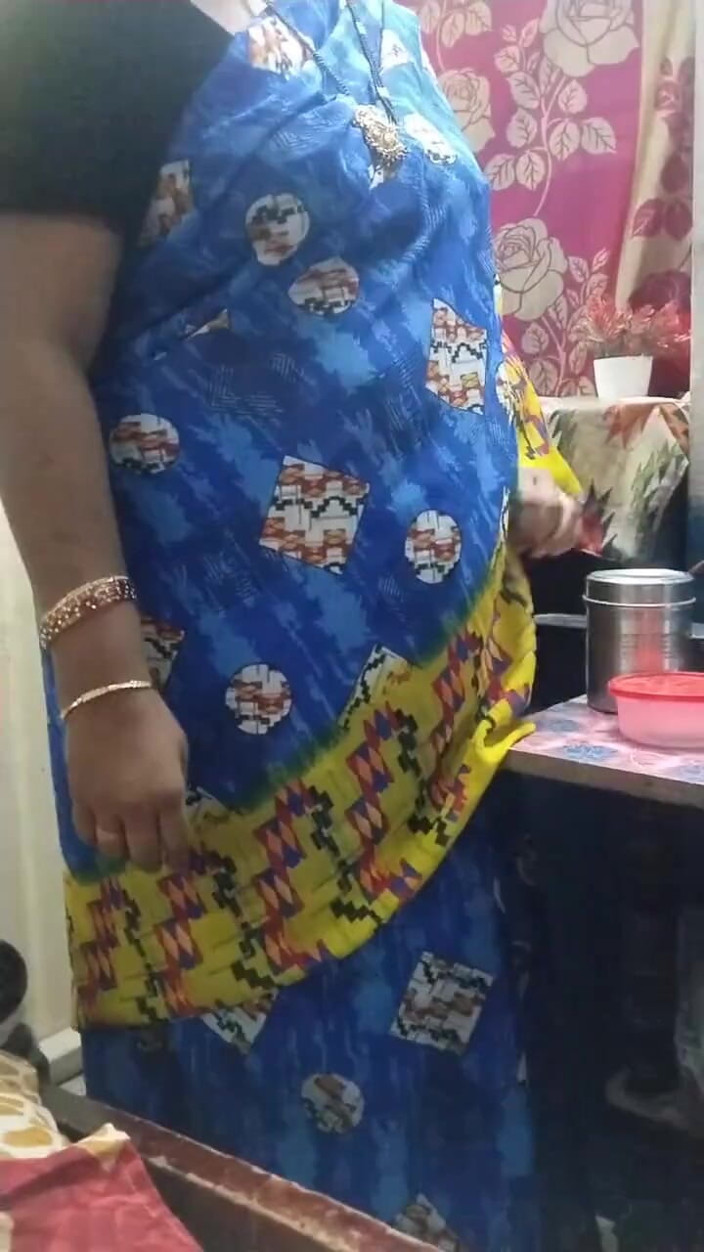 Divya X: 巨乳のおばさんがサリーを露出