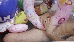 Inflatable Lovers: Koupelna s nafukovacími čluny