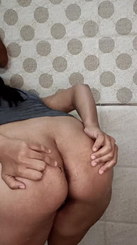 Il fratellastro becca e seduce la bella sorellastra nuda sotto la doccia