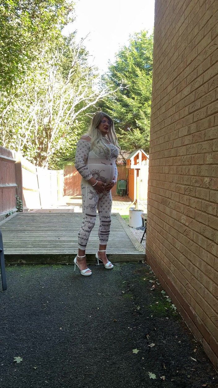 Kellycd2022: 섹시한 흰색 점프수트와 하이힐을 신은 섹시한 크로스드레서 Kellycd20222