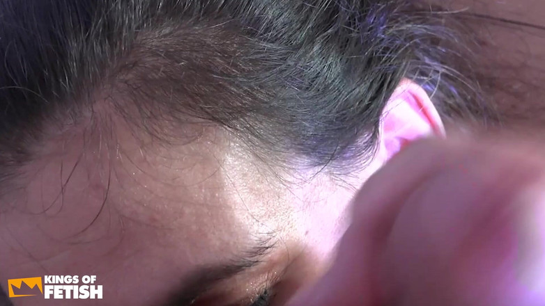 Fixed on Mature: ブルネットの患者が年上の医師から深いアナルファックを受けた後、放尿