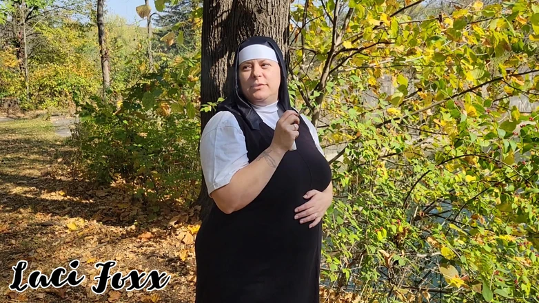 Foxx Denn Studio: Monja embarazada fumando