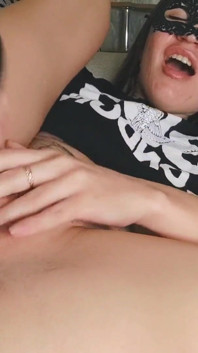 Meregangkan pepek ketat dengan dildo besar dan orgasme panas